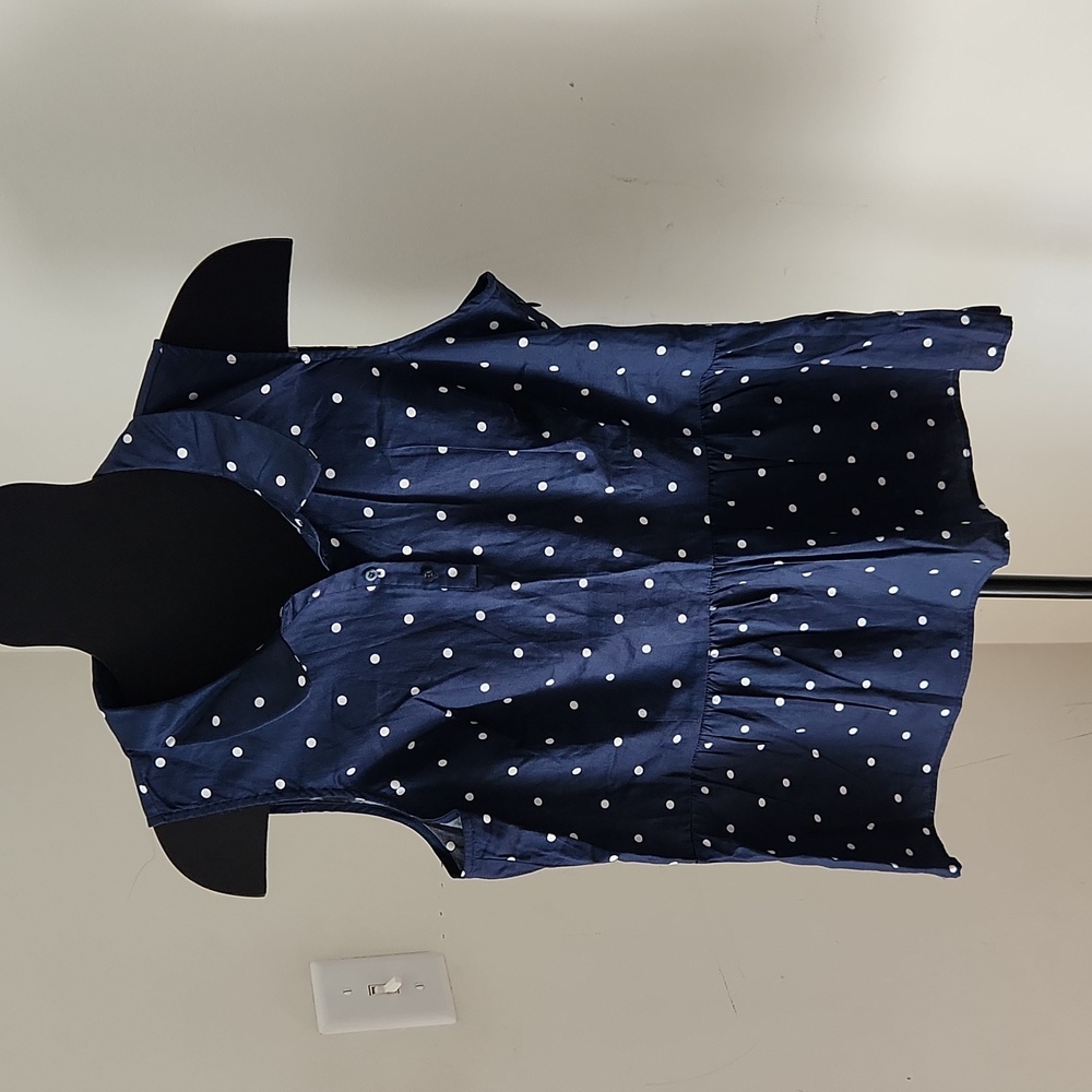 Elle blue with white polka dots sleeveless peplum top. Size L.